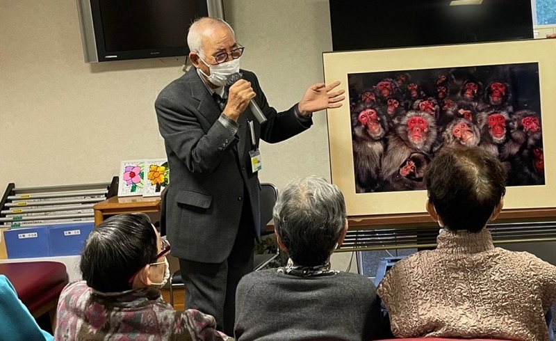 シーサイドサンシャイン入所者の方に語りかける中塚正春さんの写真