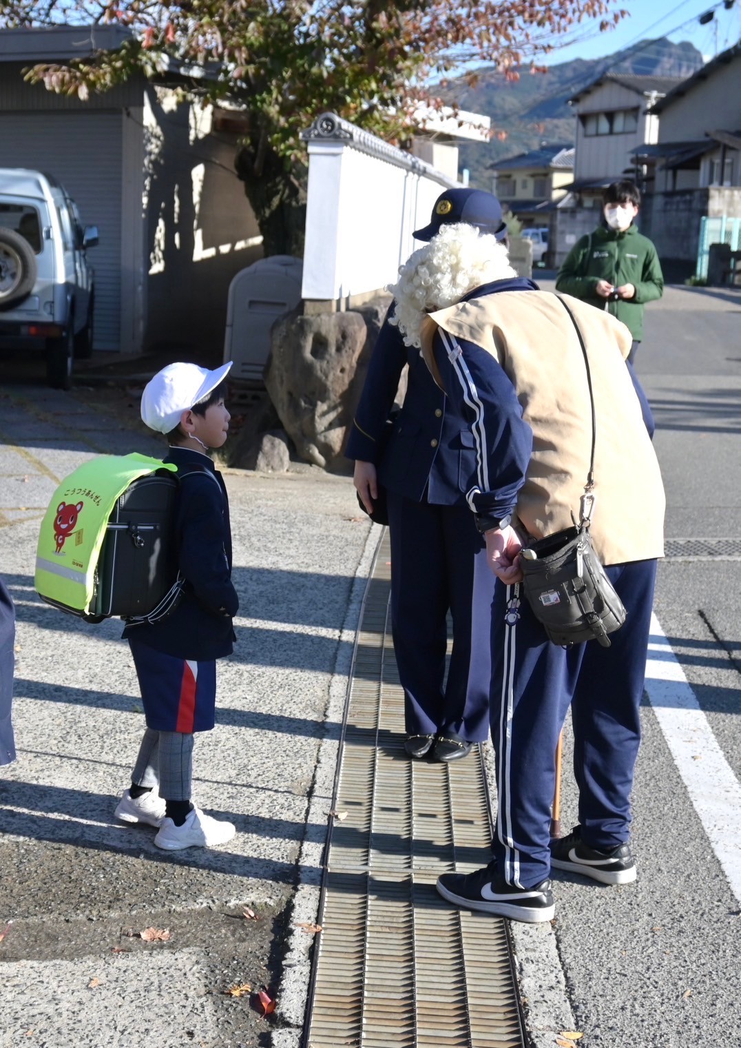 高齢者役が小学生に声掛けしてもらう様子の写真