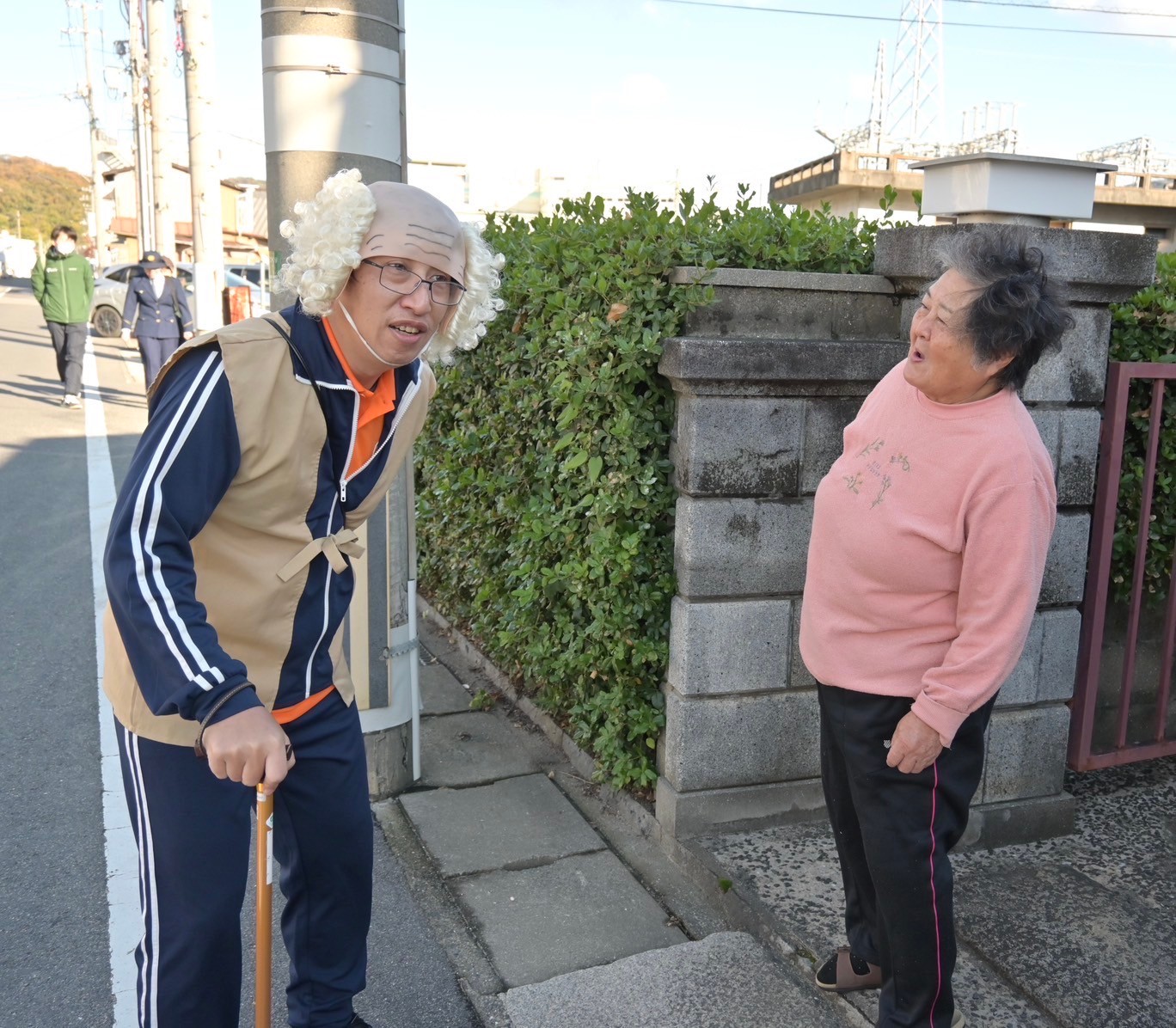 高齢者役が住民に声掛けしてもらう様子の写真