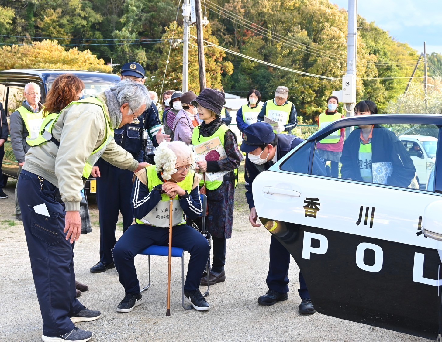 行方不明者をパトカーに誘導する様子の写真