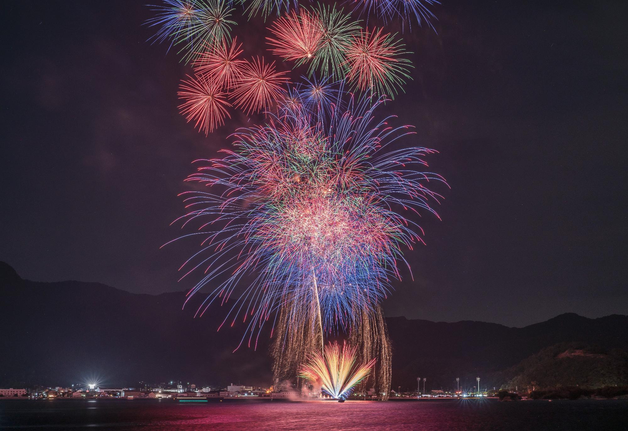 小豆島まつりのフィナーレであがる花火の画像