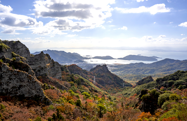 寒霞渓から見える紅葉した渓谷と内海湾の写真です。