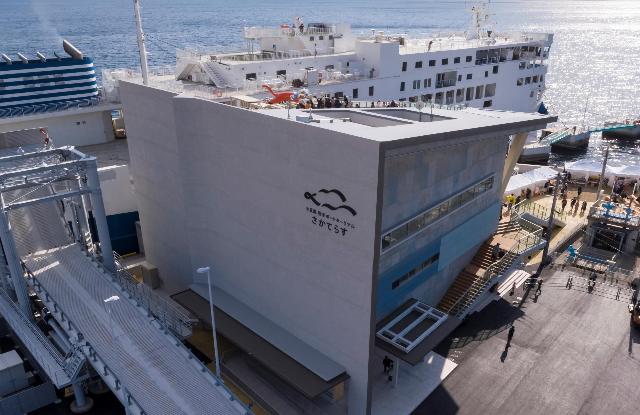坂手港にあらたに建設された「小豆島坂手ポートターミナルさかてらす」の写真です