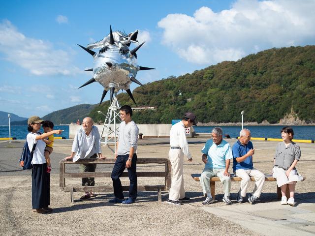 瀬戸内国際芸術作品のまわりに集まる人たちの写真です