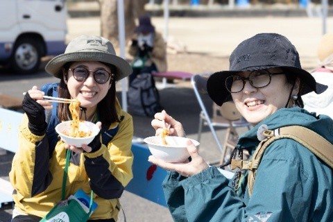 食事を楽しむONSEN・ガストロノミーウォーキング参加者
