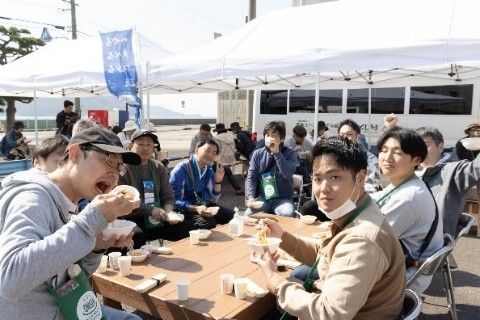 お酒を提供するONSEN・ガストロノミーウォーキング参加者