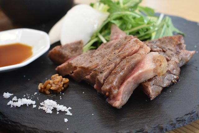 日替わりなめことろろオリーブ牛炙り焼き定食