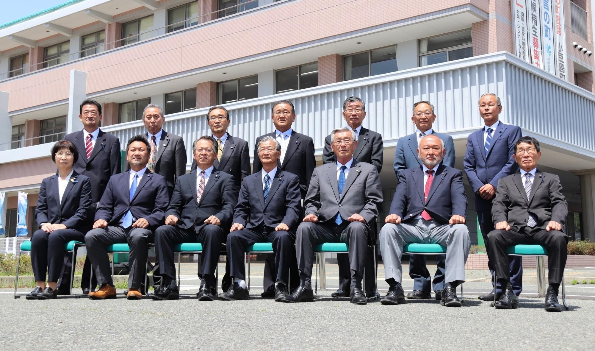 小豆島町役場庁舎前で小豆島町議会議員14人が集合している画像