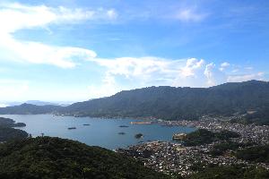碁石山から見た小豆島町の街並みと海の写真です