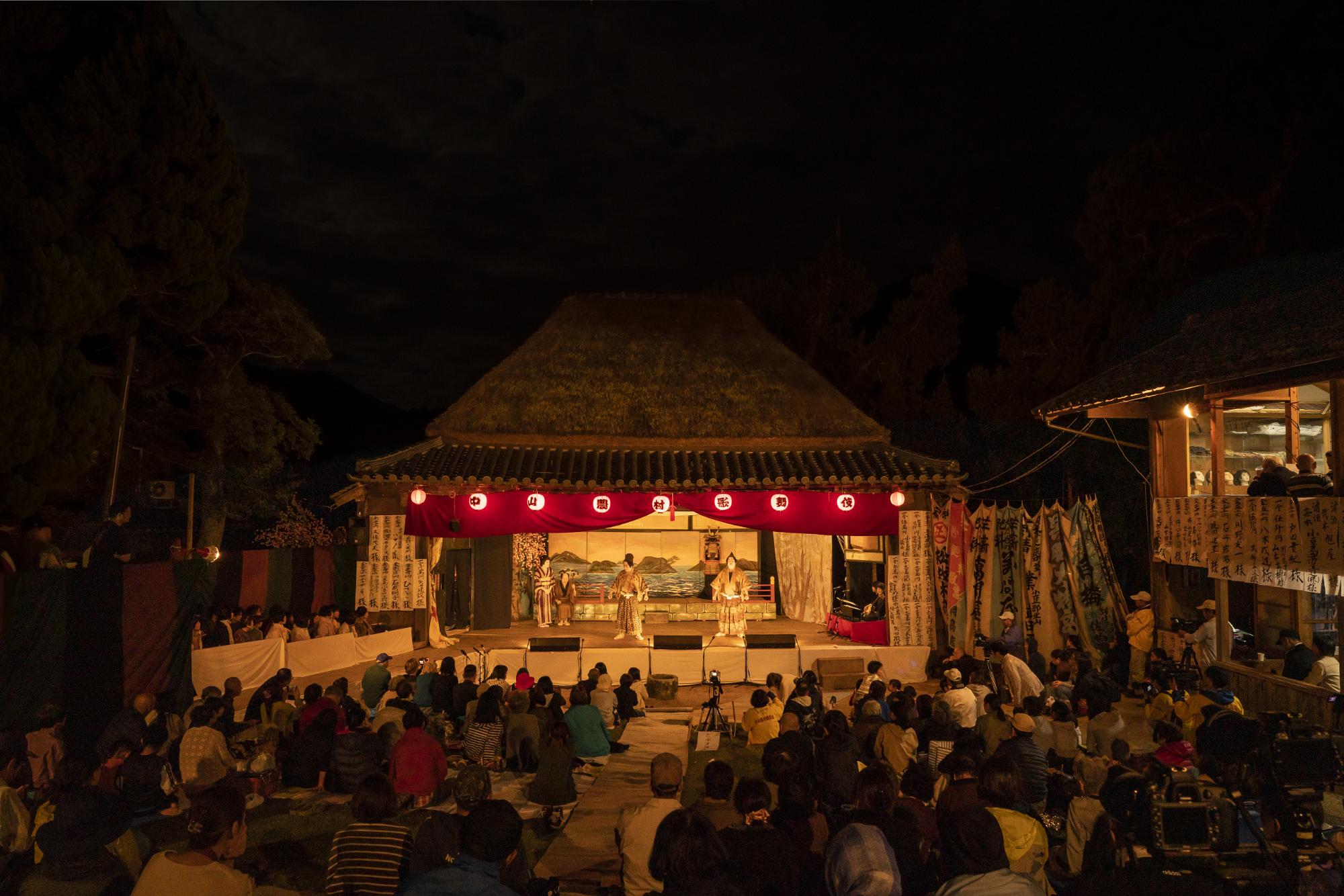 夕暮れの春日神社で行われている中山農村歌舞伎の写真