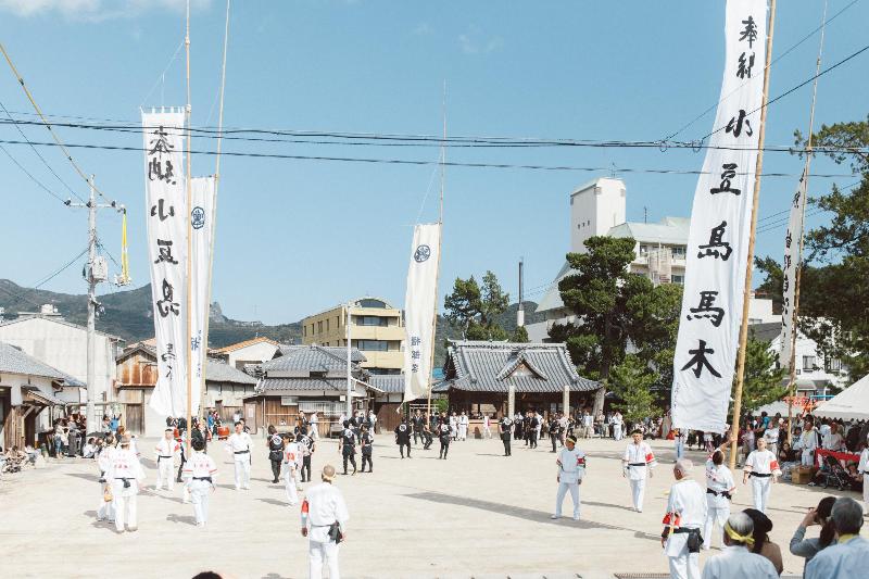 内海八幡神社の秋祭りで幟さしをしている写真