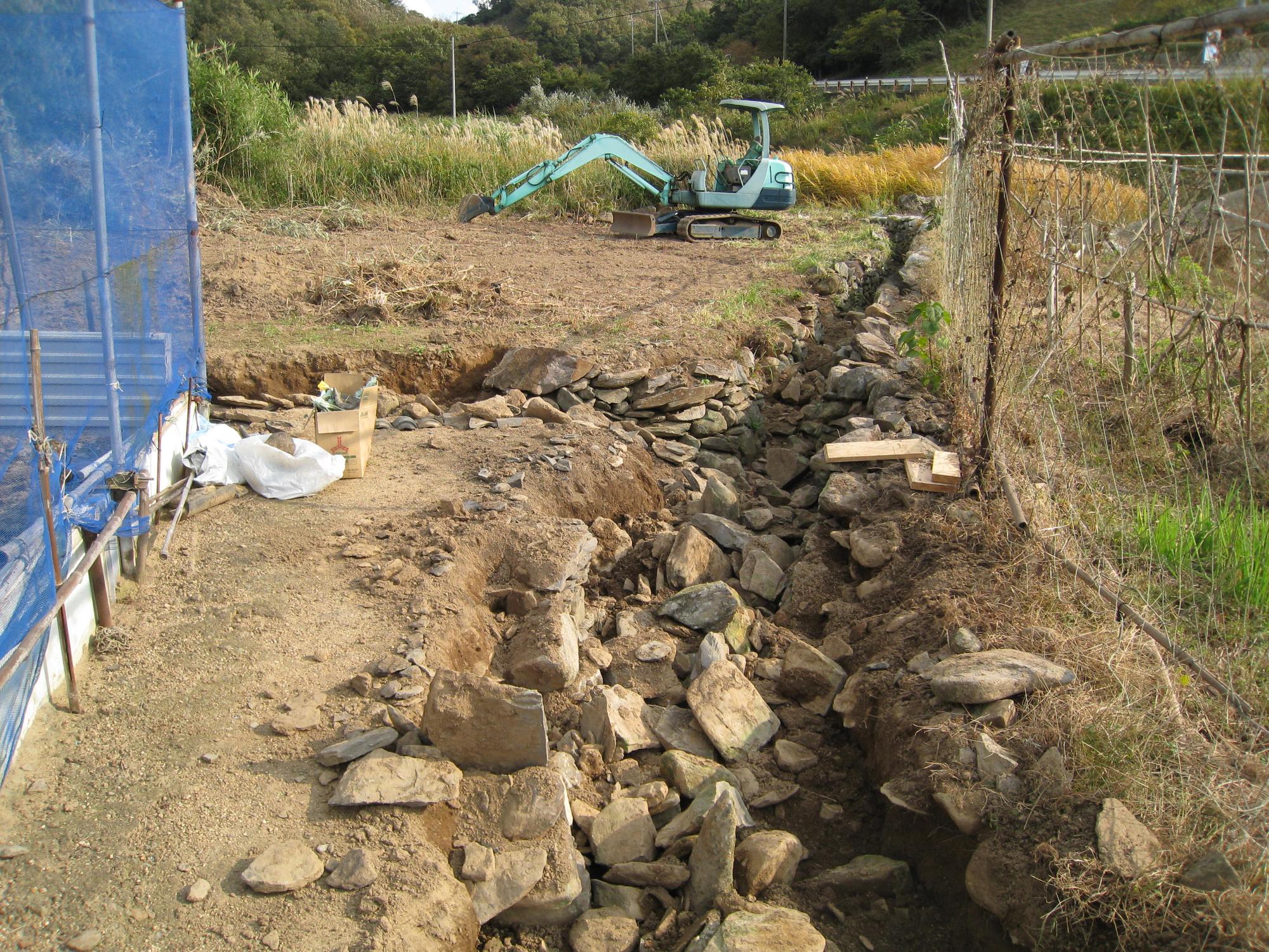 イノシシに壊された水路の写真