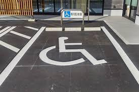 障害者用駐車場写真（車いすマーク表示）