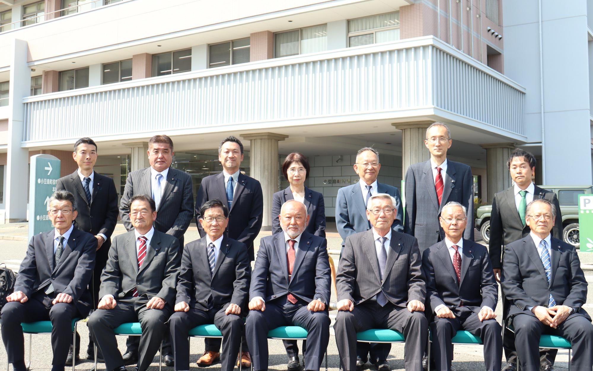 R80428議員の集合写真