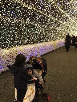 イルミネーションの中での家族写真