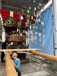 太鼓を触る息子さん