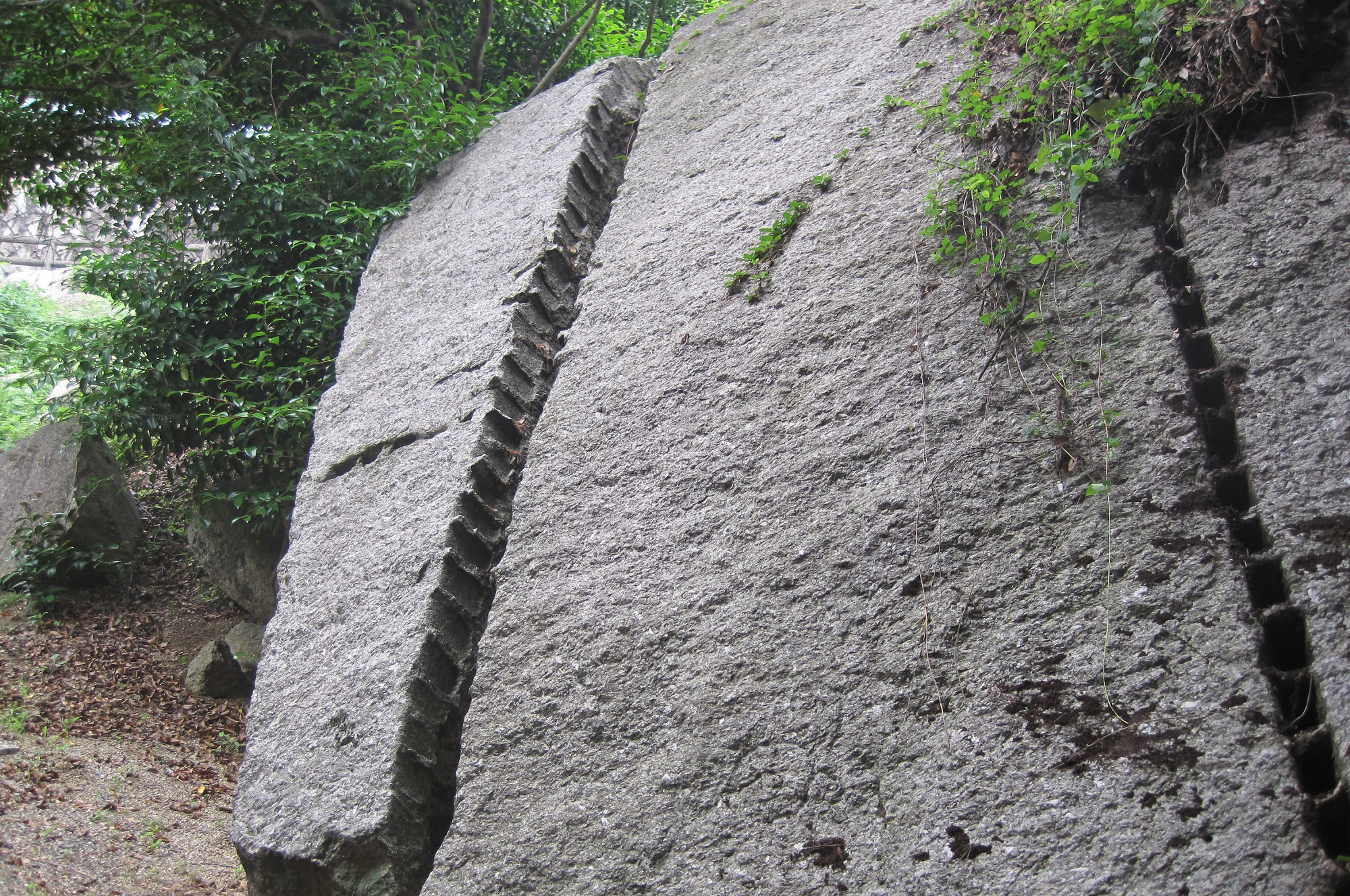 高さ約5メートルの石材に矢穴の列が2列あり、そのうちの1列割られた状態で残されている