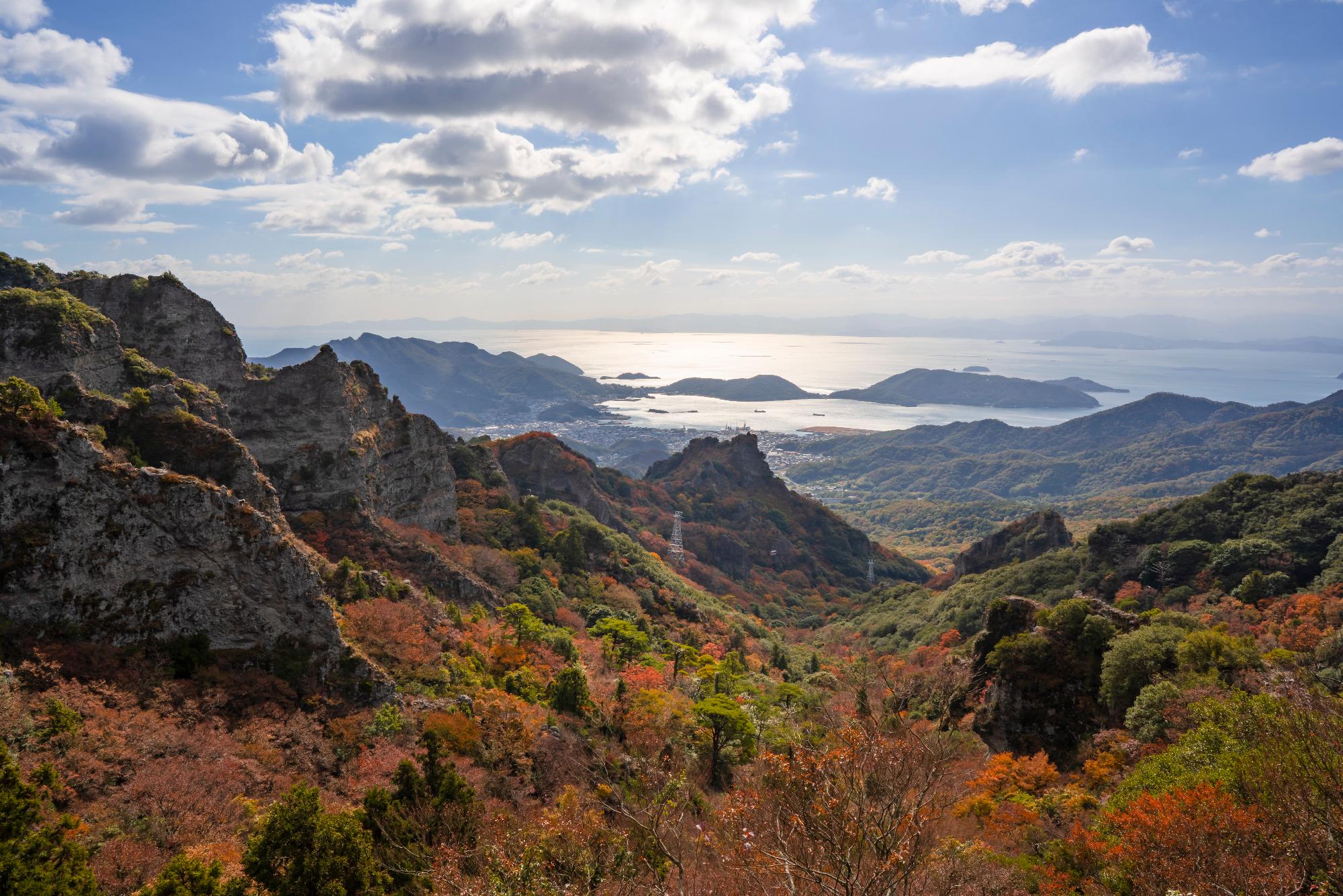 遠くに海と島々が見える紅葉の美しい寒霞渓