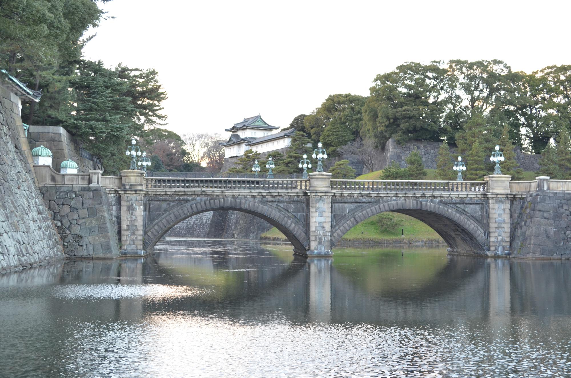 二つのアーチをもつ石橋が、水面にうつっている