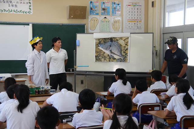 教室で授業を受ける小学生の写真