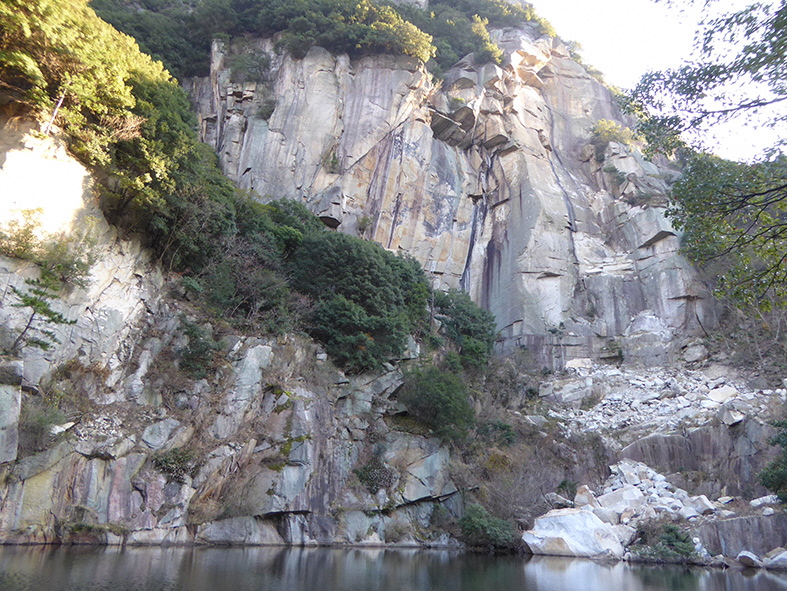 花崗岩の岩盤に石をとった岩肌がみえ、地面は湖のように水がはっている。