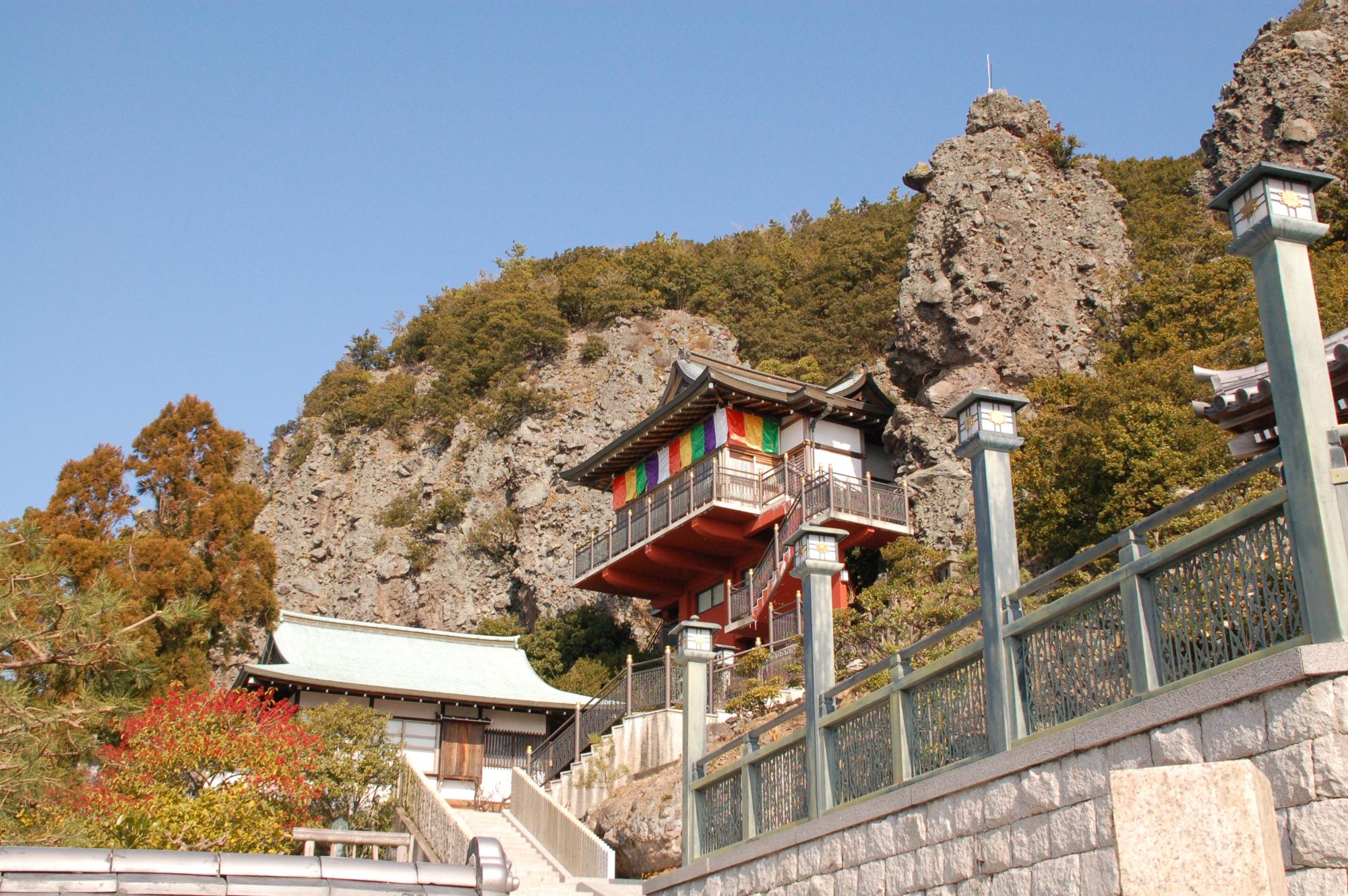 ごつごつとした岩肌がみえる山地に位置する山岳霊場