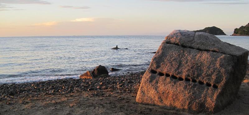 海辺に置いたままになった大坂城築城時の残石