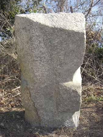不規則な三角柱の形の石彫の写真
