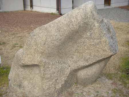 魚の尾びれのような形を模した石彫の写真