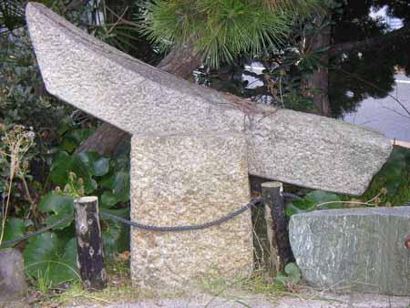 カタカナのイを逆から見たような、先端部分が斜めにカットされたよう形の石彫の写真