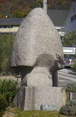 ツタンカーメンの頭のような石彫の写真