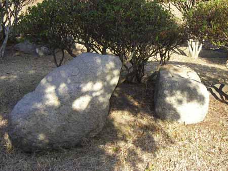 大小の2つの石が向かい合って置かれている写真