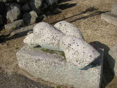 四角の石の上にいびつな形に掘った石が置かれている写真