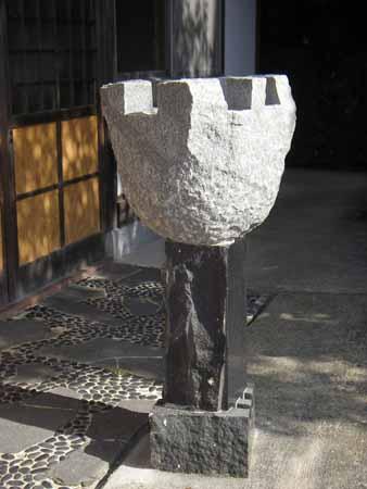 四角の石の棒の様な形をした支柱に、王冠のような形の石がのっている写真