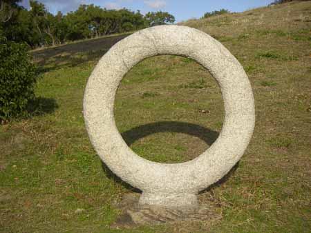 大きな丸いリングの石彫の作品