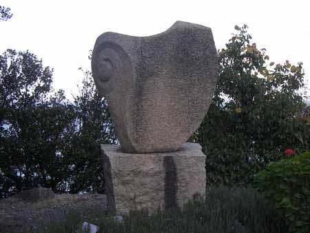 ハートの形で、左部分に渦を巻いた模様が入った石彫の写真
