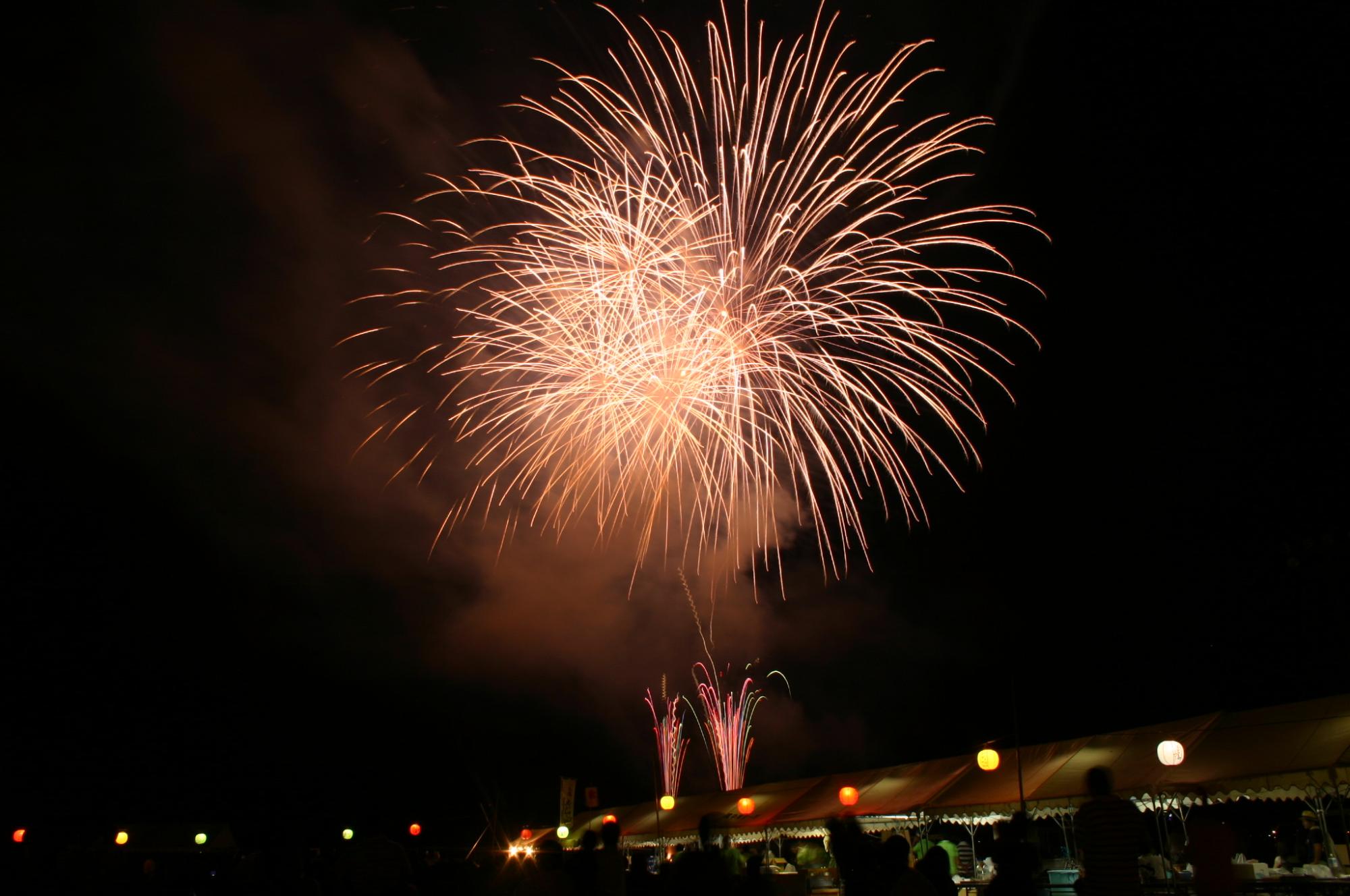小豆島まつりのフィナーレであがる花火の画像
