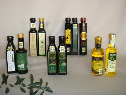 いろいろな瓶に詰められたオリーブオイルの商品が並べられた写真