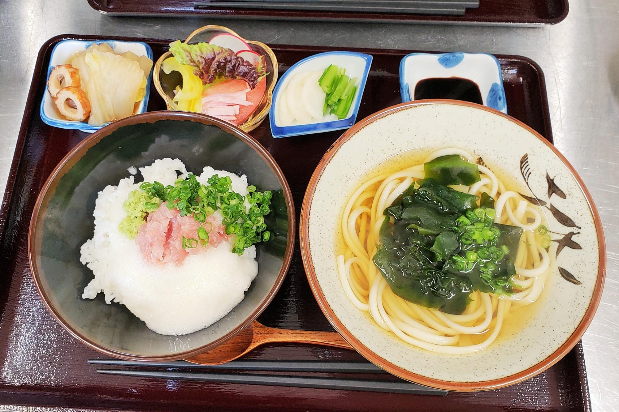 池田麺食堂で食べることができる平日だけの日替わり定食の写真