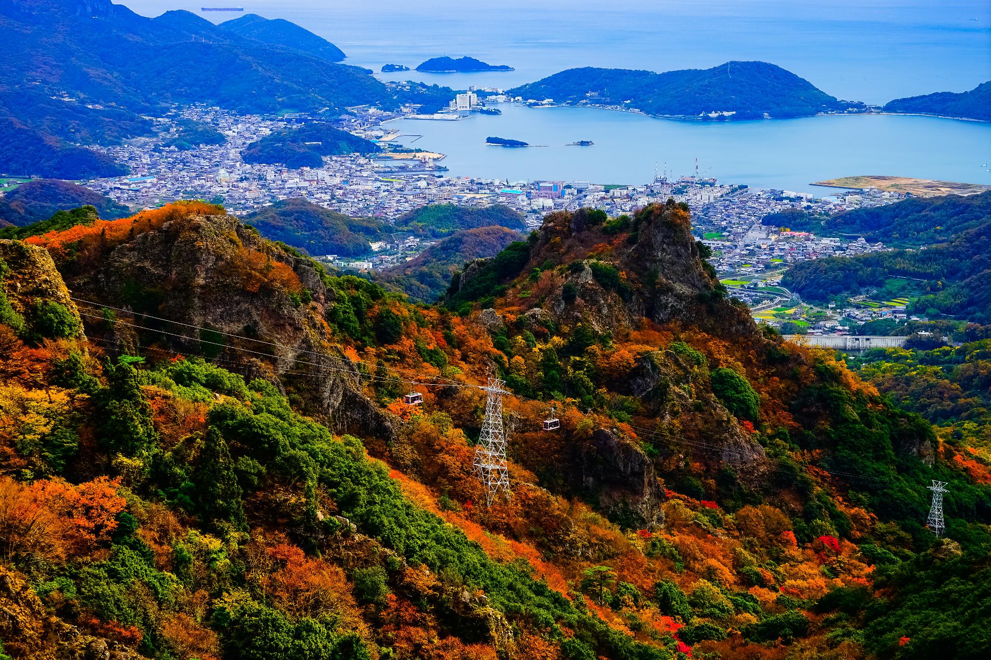 紅葉の寒霞渓と内海のまち並み