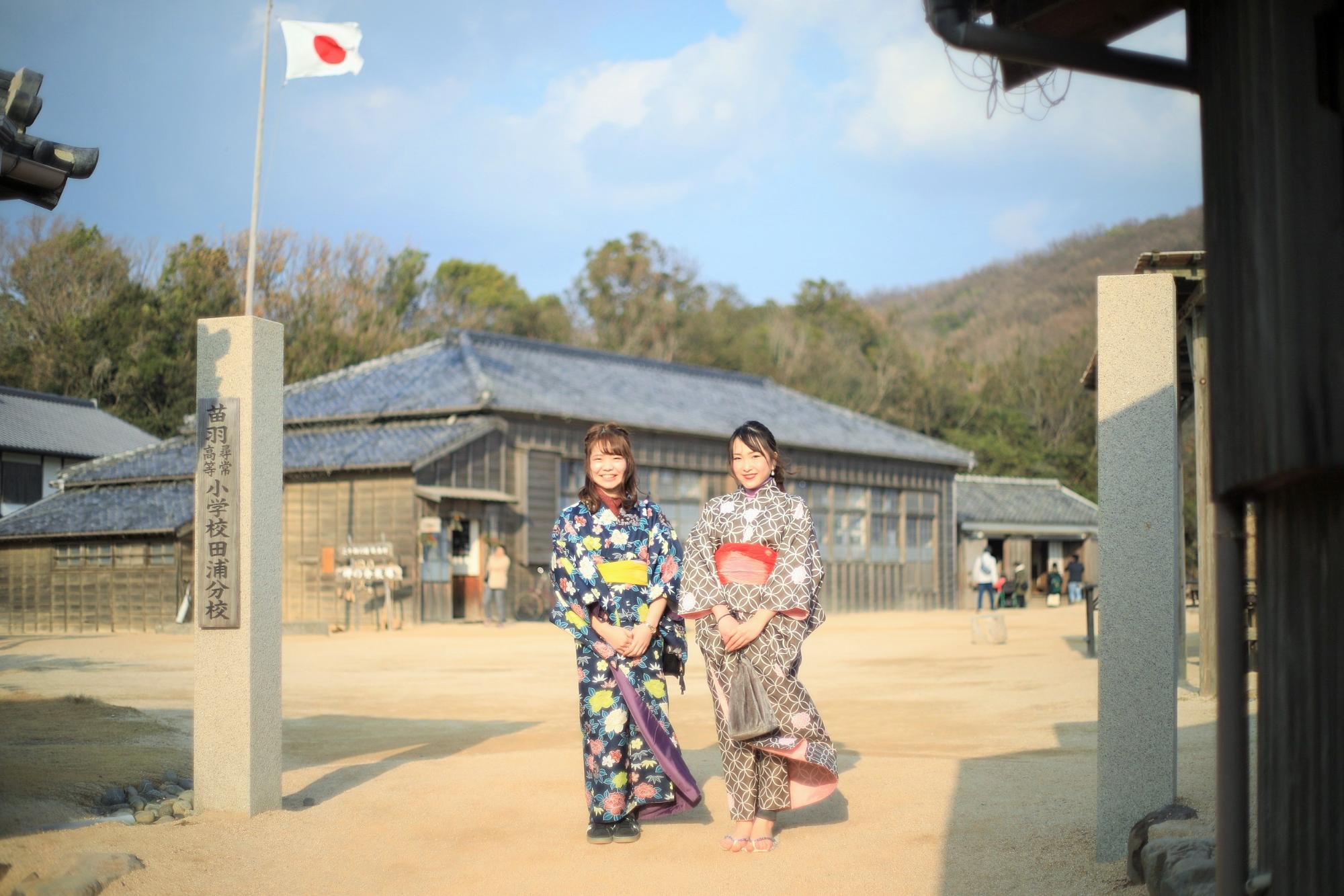 分教場の前で絣の着物を着た女性二人の写真