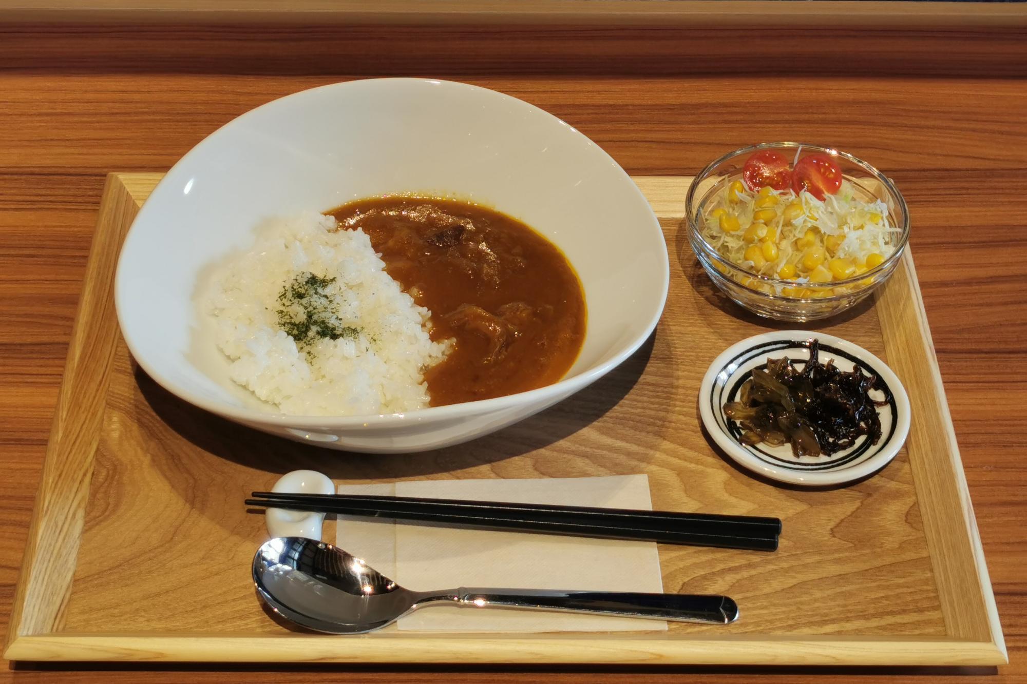 京宝亭のカフェで食べることができるビーフカレーセットの写真