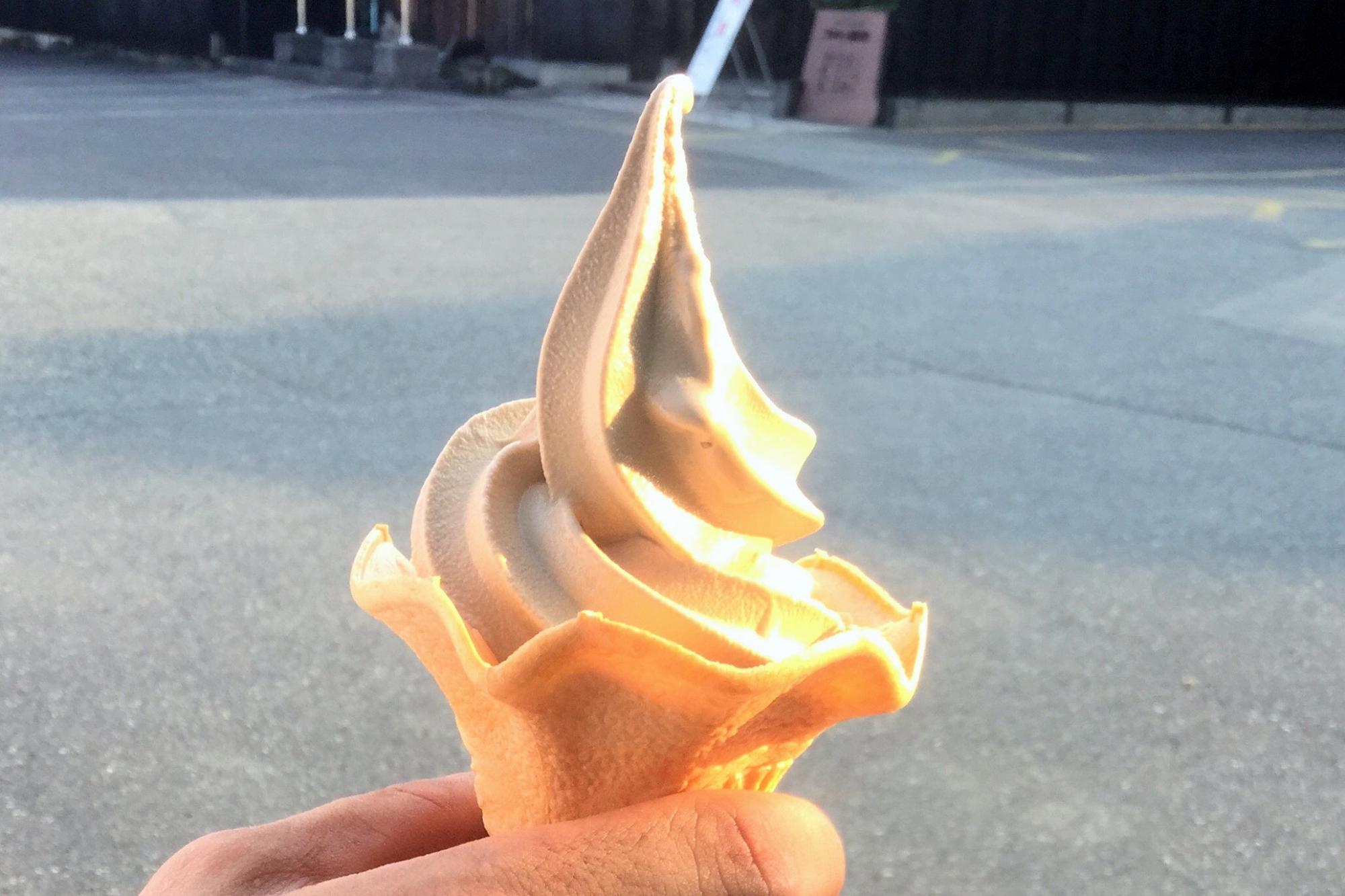 醤油ソフトクリームの写真