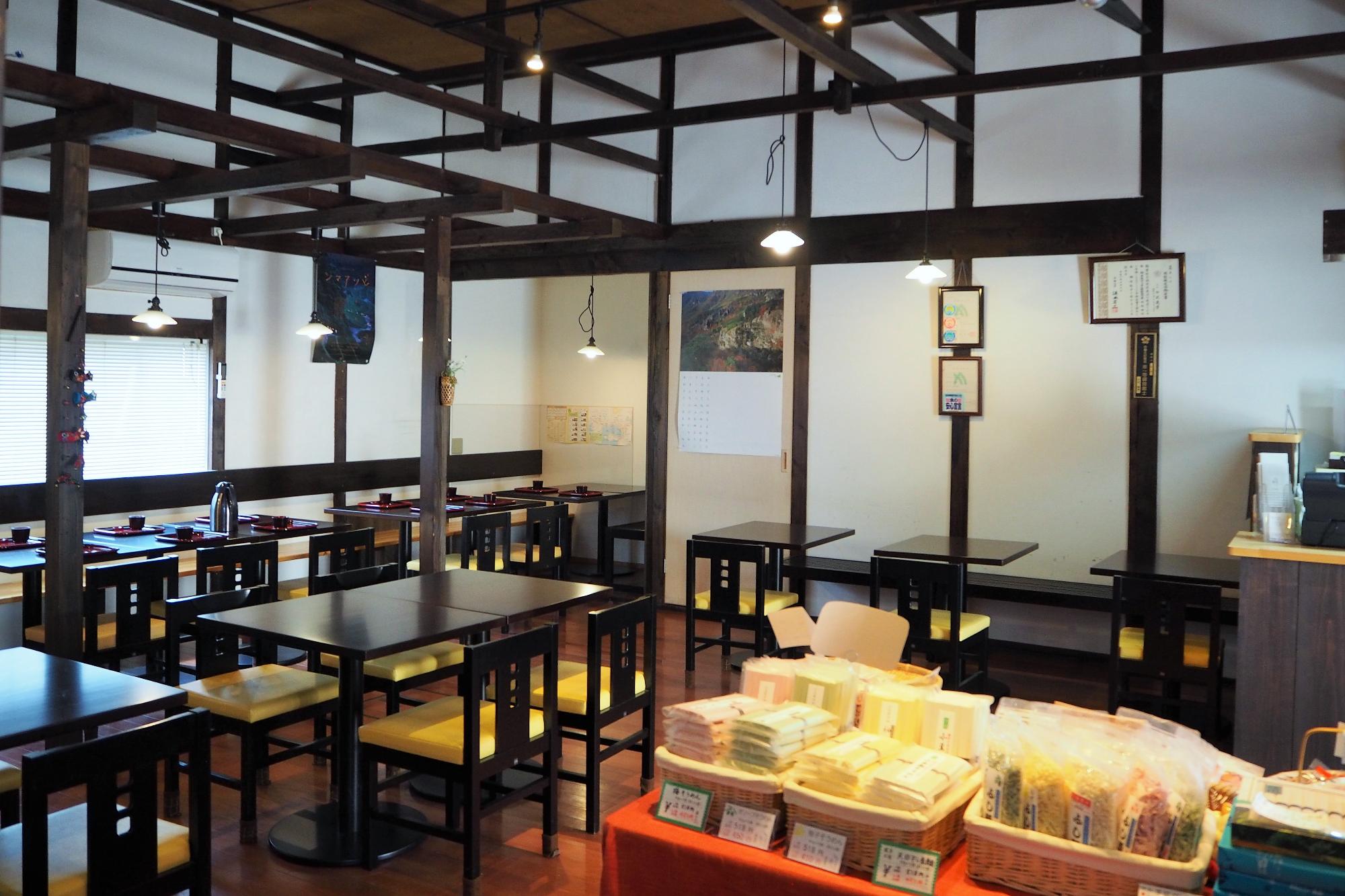 なかぶ庵のレストランが併設された売店の写真