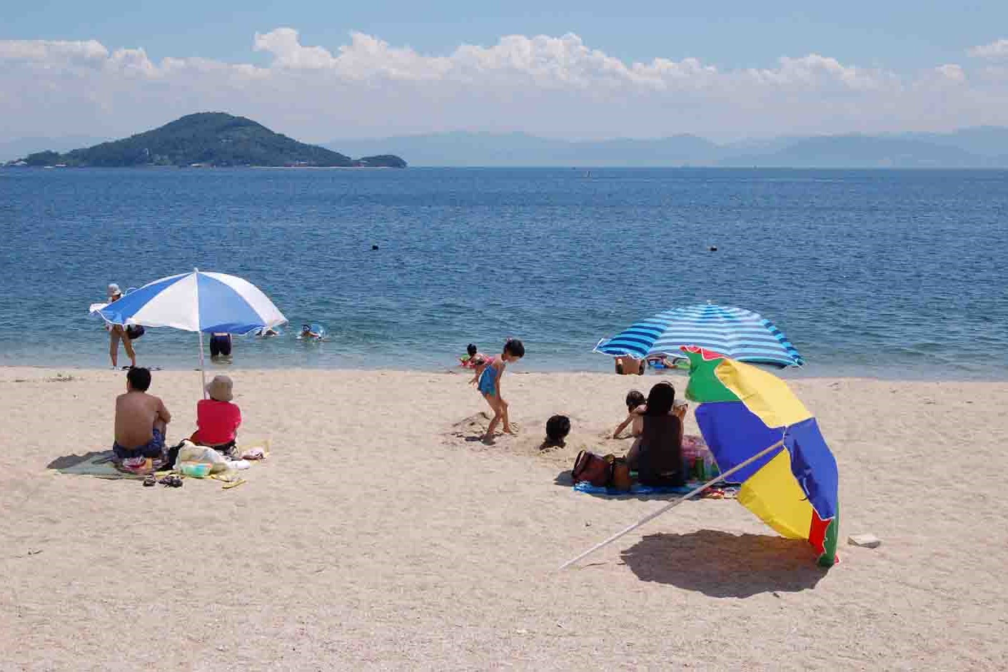 オリーブビーチで海水浴を楽しんでいるビーチの写真