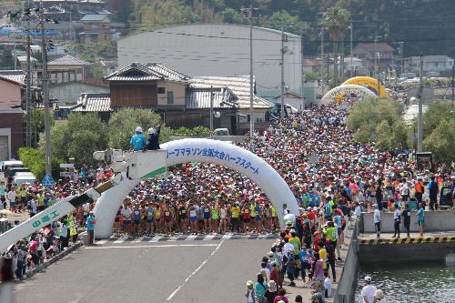 オリーブマラソンのスタート地点でスタートを待つランナー