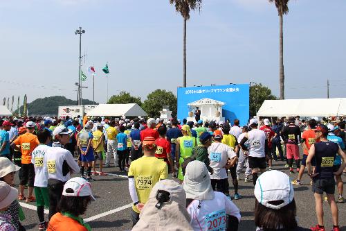 オリーブマラソンの開会式に集まるランナー