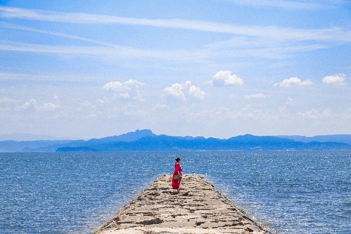 波止場に立ち海を眺める女性