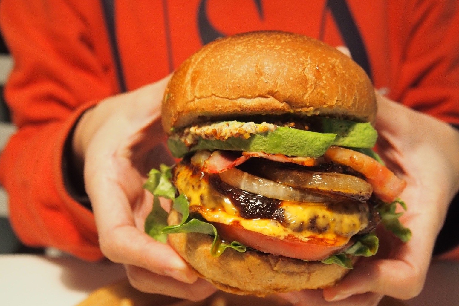 ペンションオリーブで食べることができるハンバーガーの写真