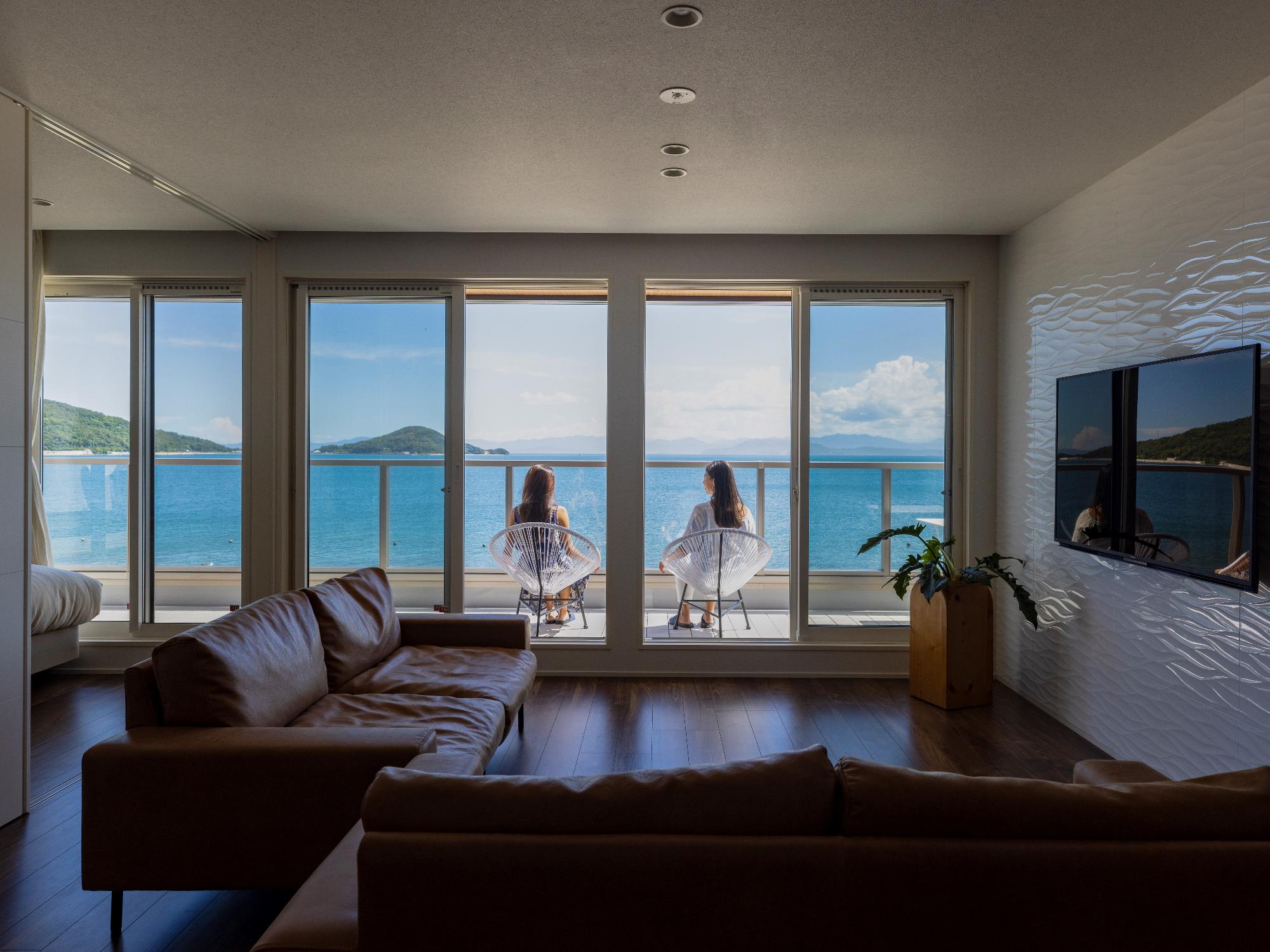 瀬戸内SUPリゾート碧の部屋と窓から見える海の写真